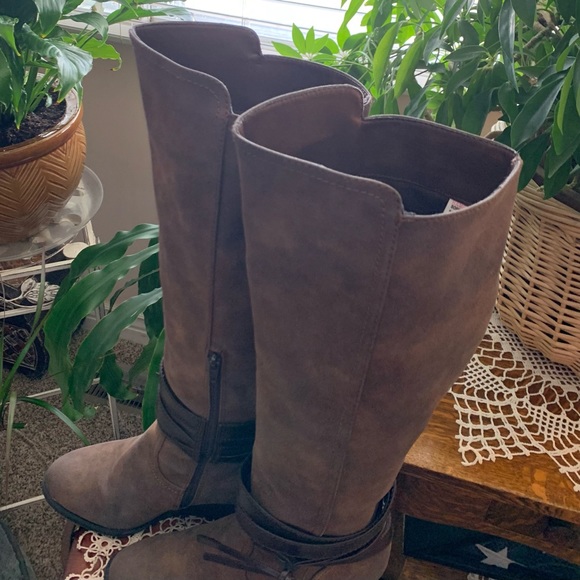 Women’s Brown Boots Sz 9 by “RAMPAGE” - Picture 4 of 10